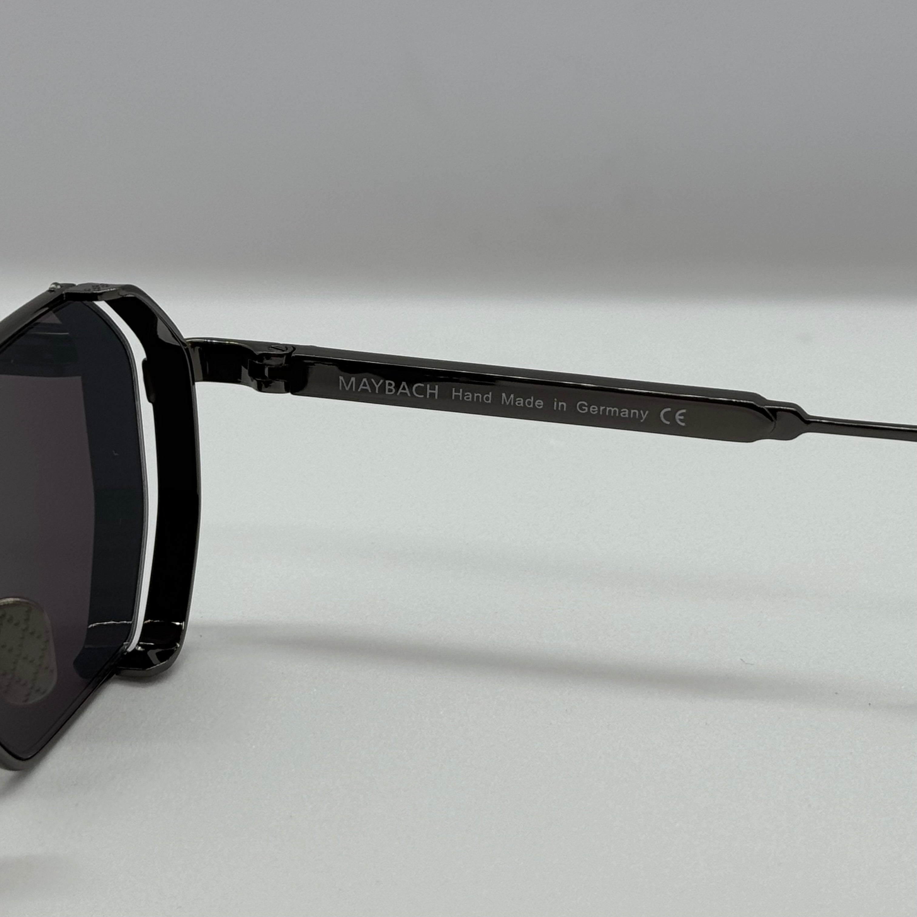 модел MayBach Black