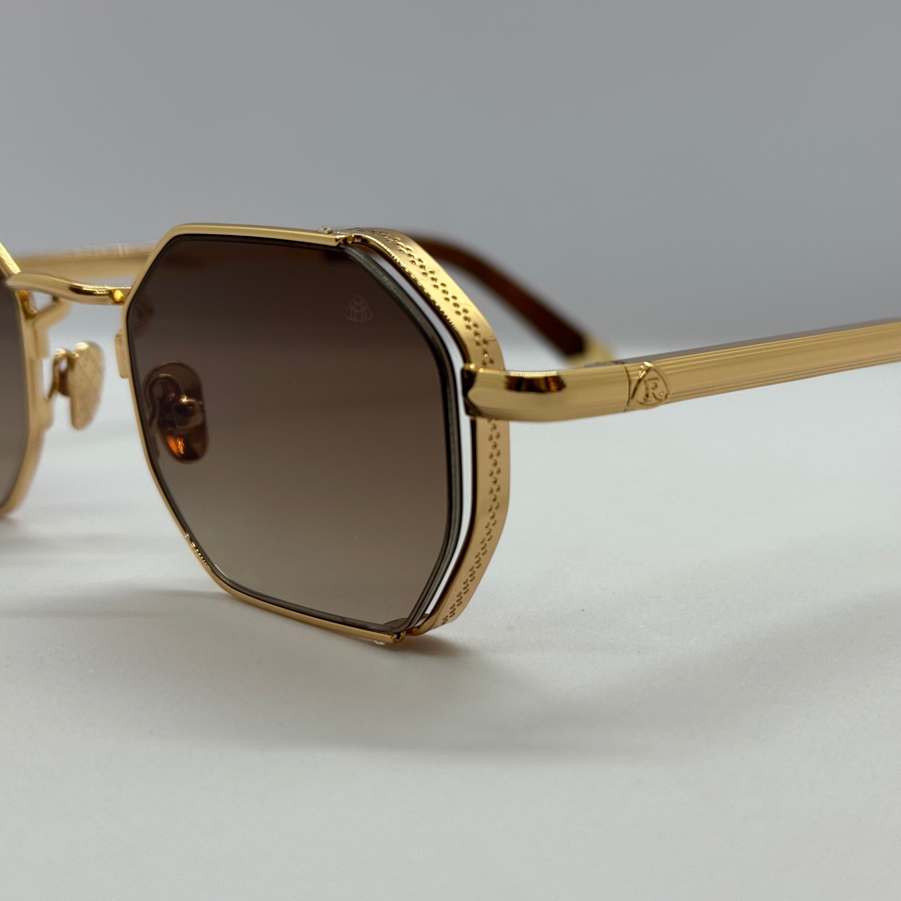 модел MayBach Gold