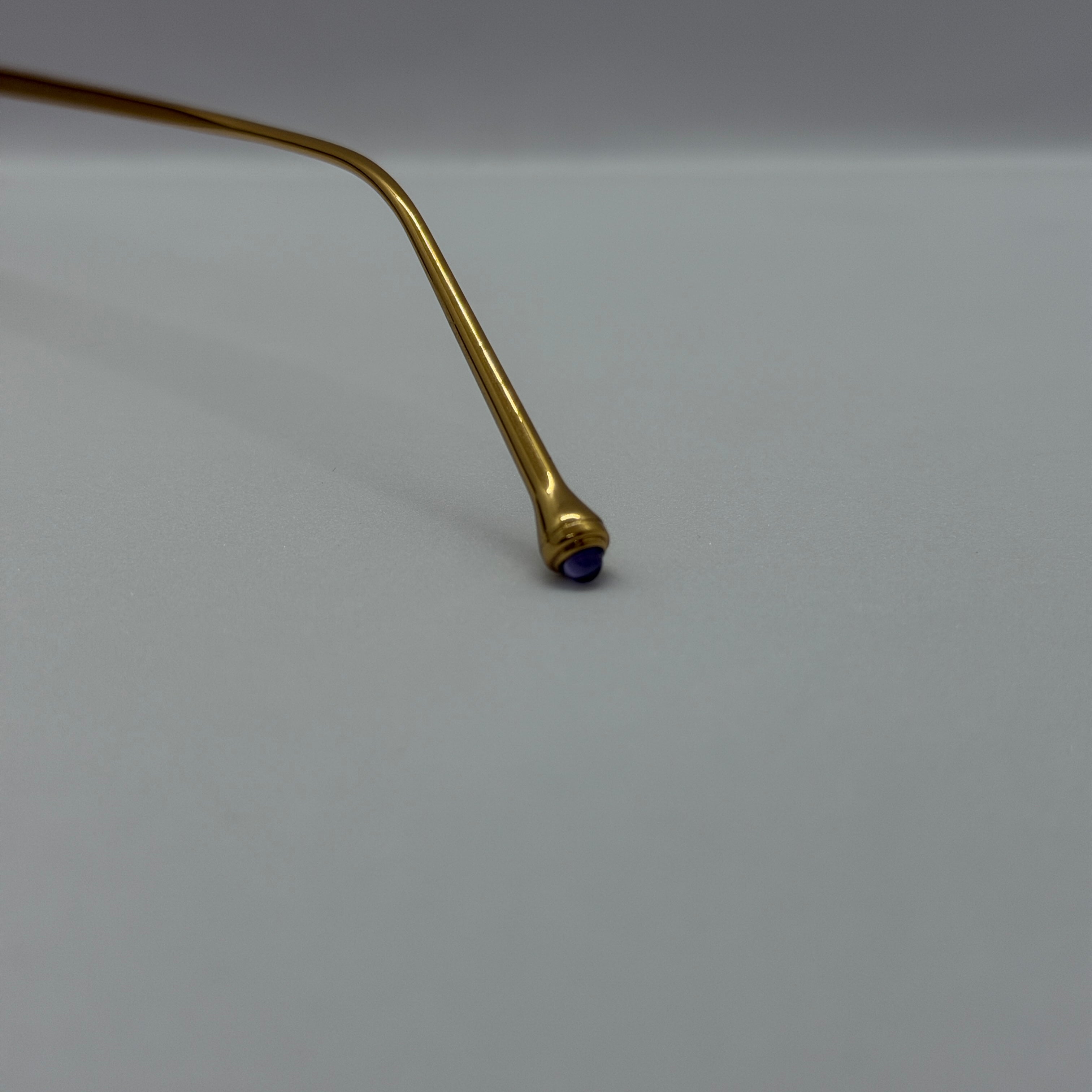 модел Nyra Gold