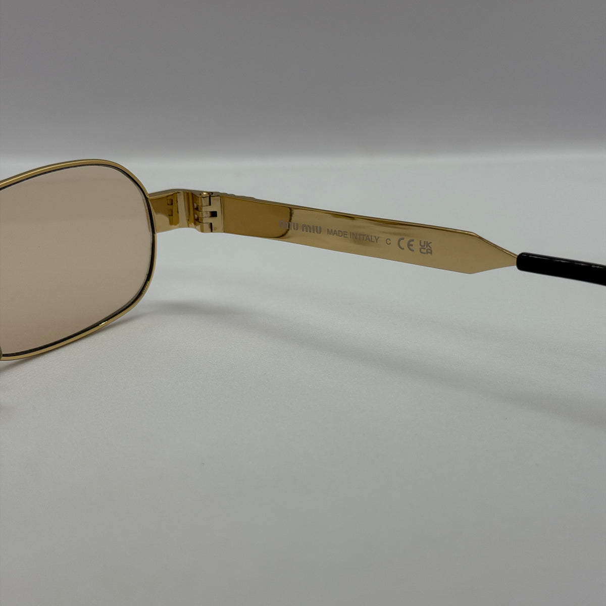 модел Elya Gold