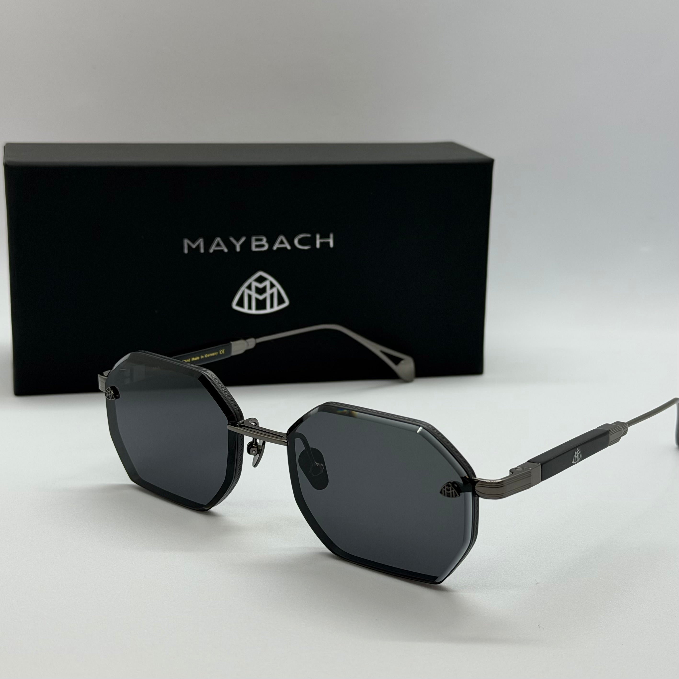 модел Diplomat Black