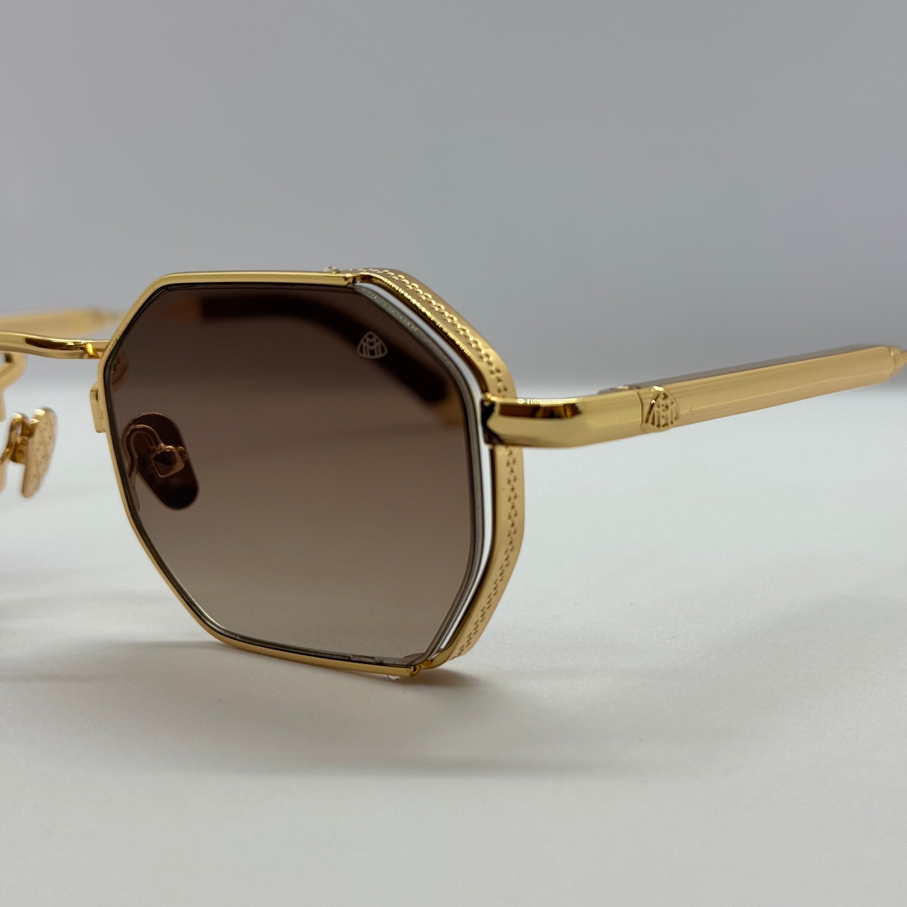 модел MayBach Gold