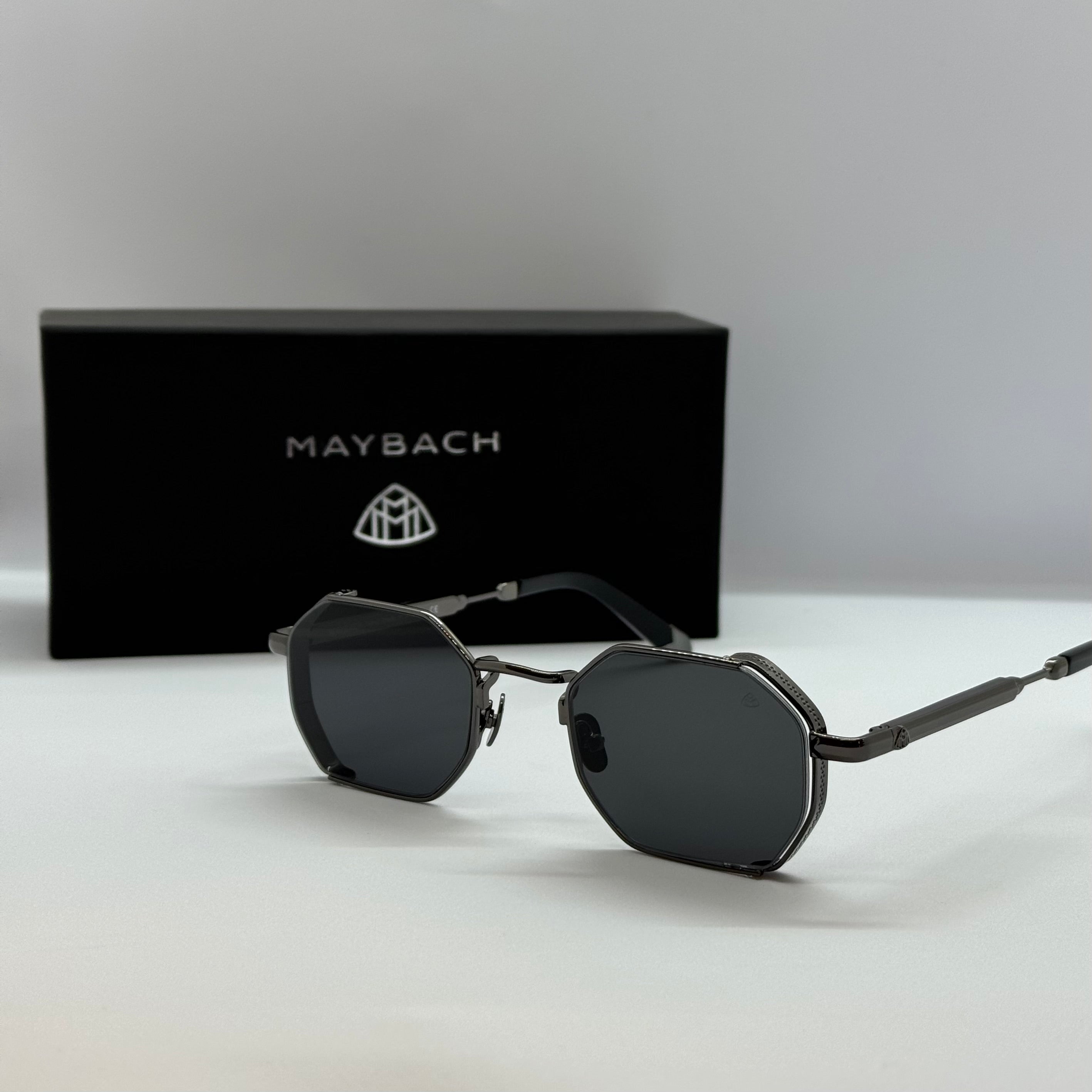 модел MayBach Black