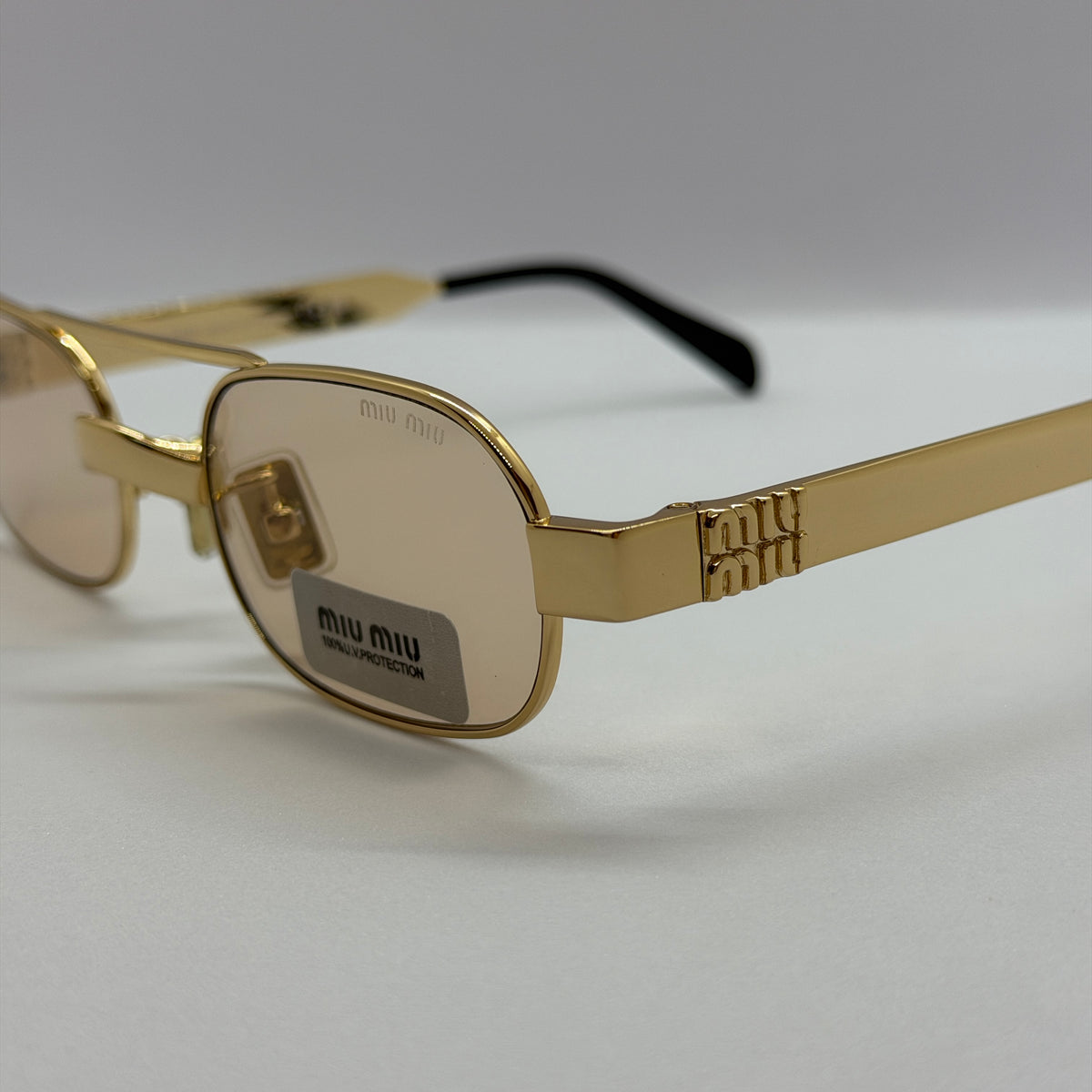 модел Elya Gold