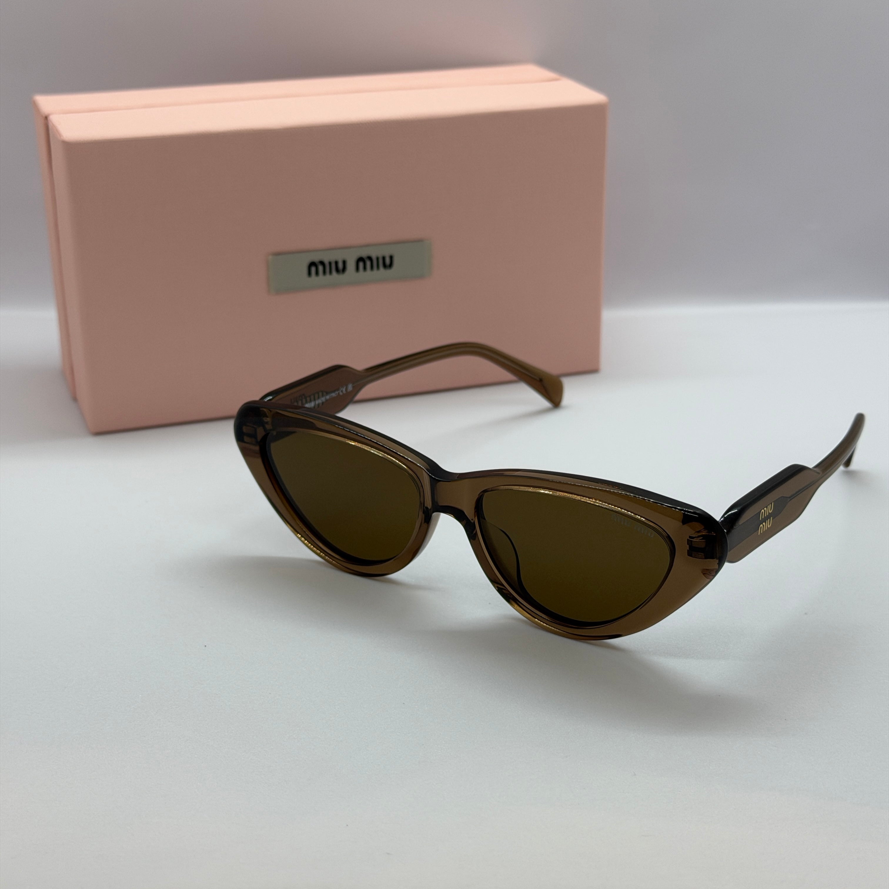 модел Zaya Brown